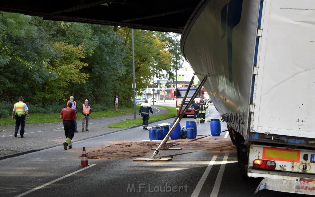 LKW blieb unter Bruecke haengen Koeln Ehrenfeld Innere Kanalstr Hornstr P080.JPG - Miklos Laubert